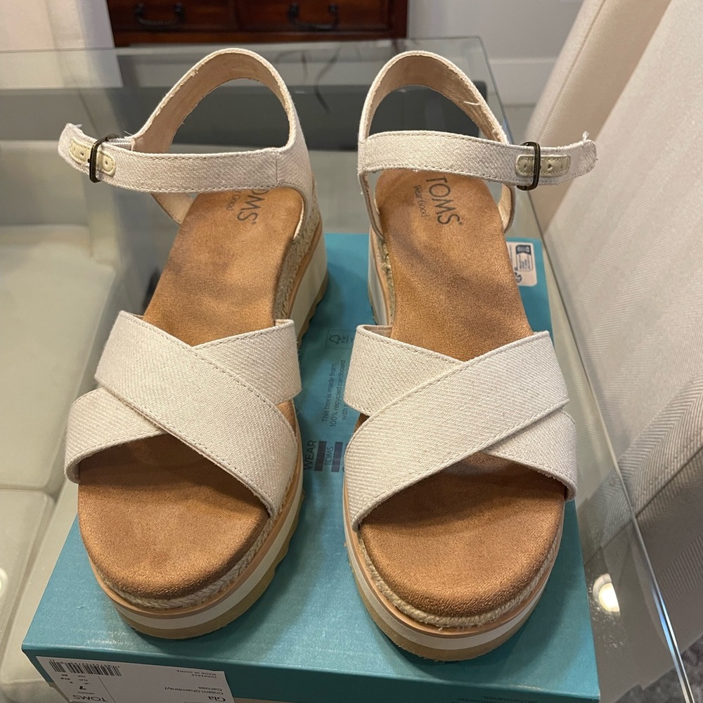 TOMS Women's Tan and Cream Sandals